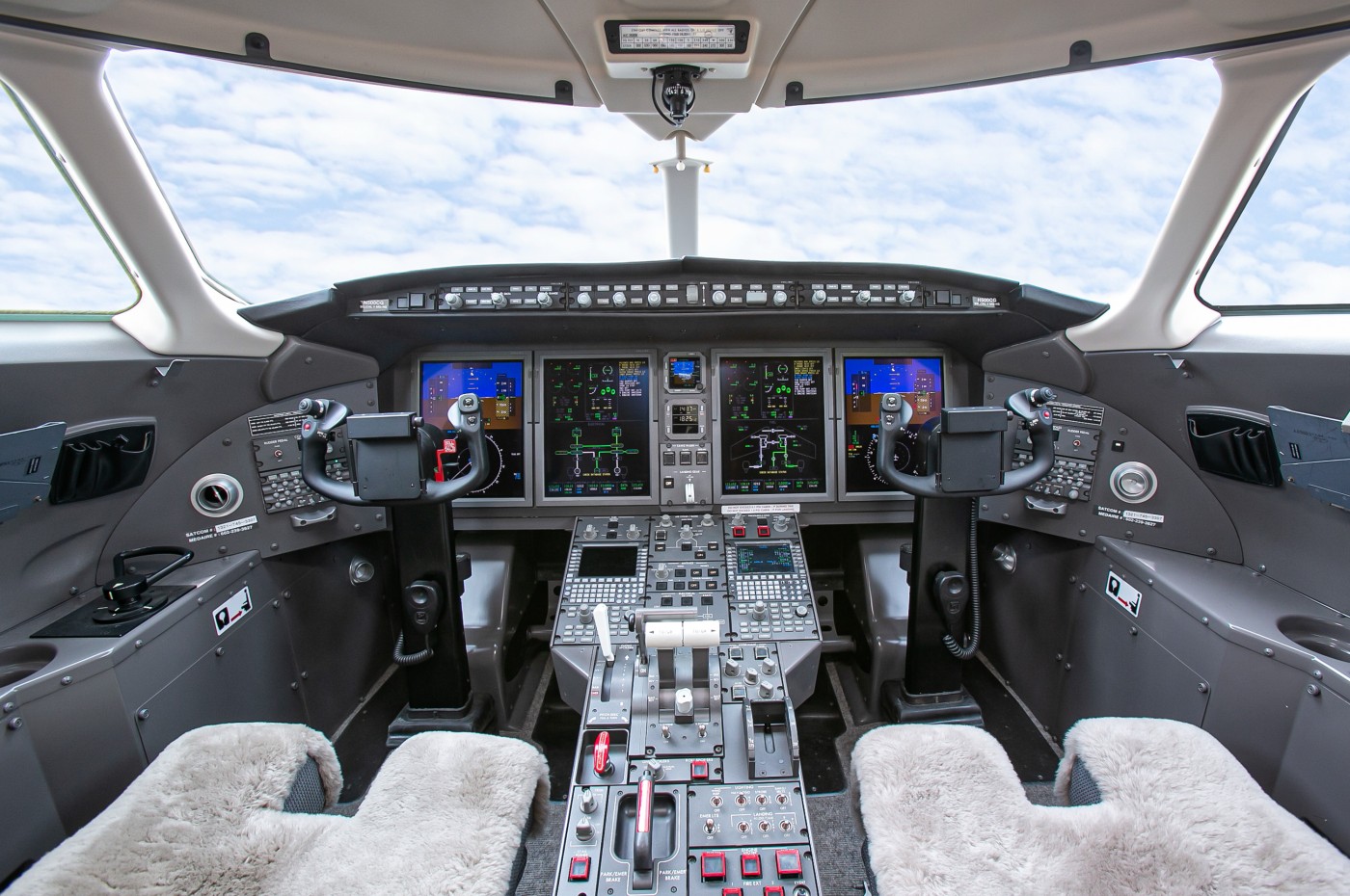 Challenger 300 20306 Cockpit