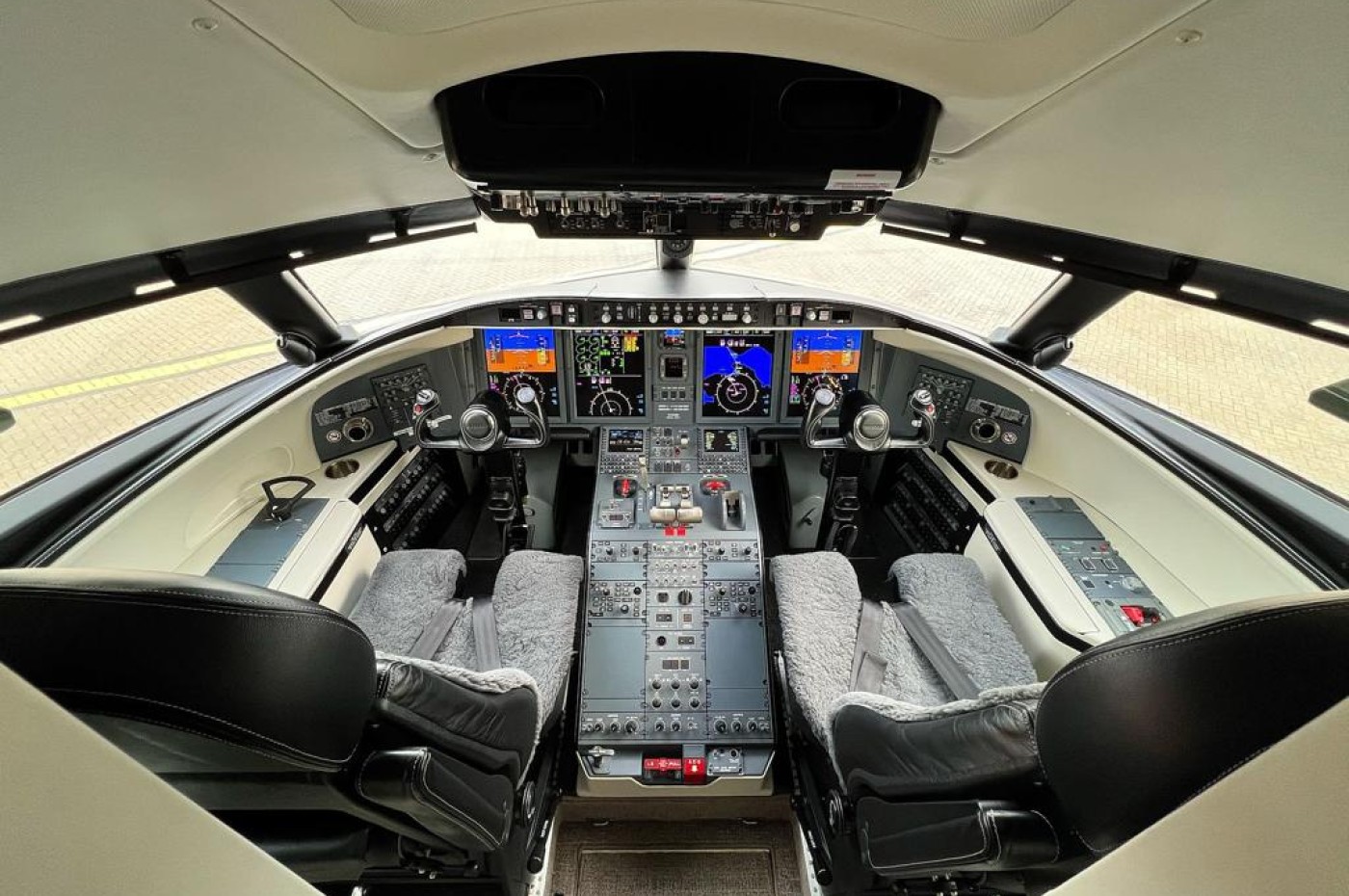Challenger 650 S/N 6162 Cockpit