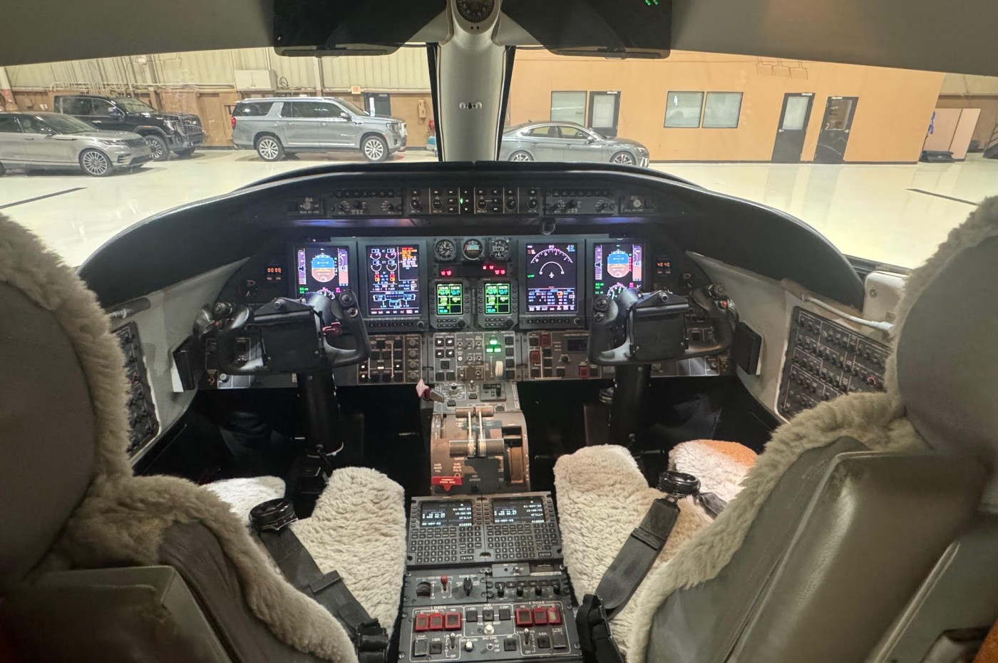 Learjet 45-229, Cockpit