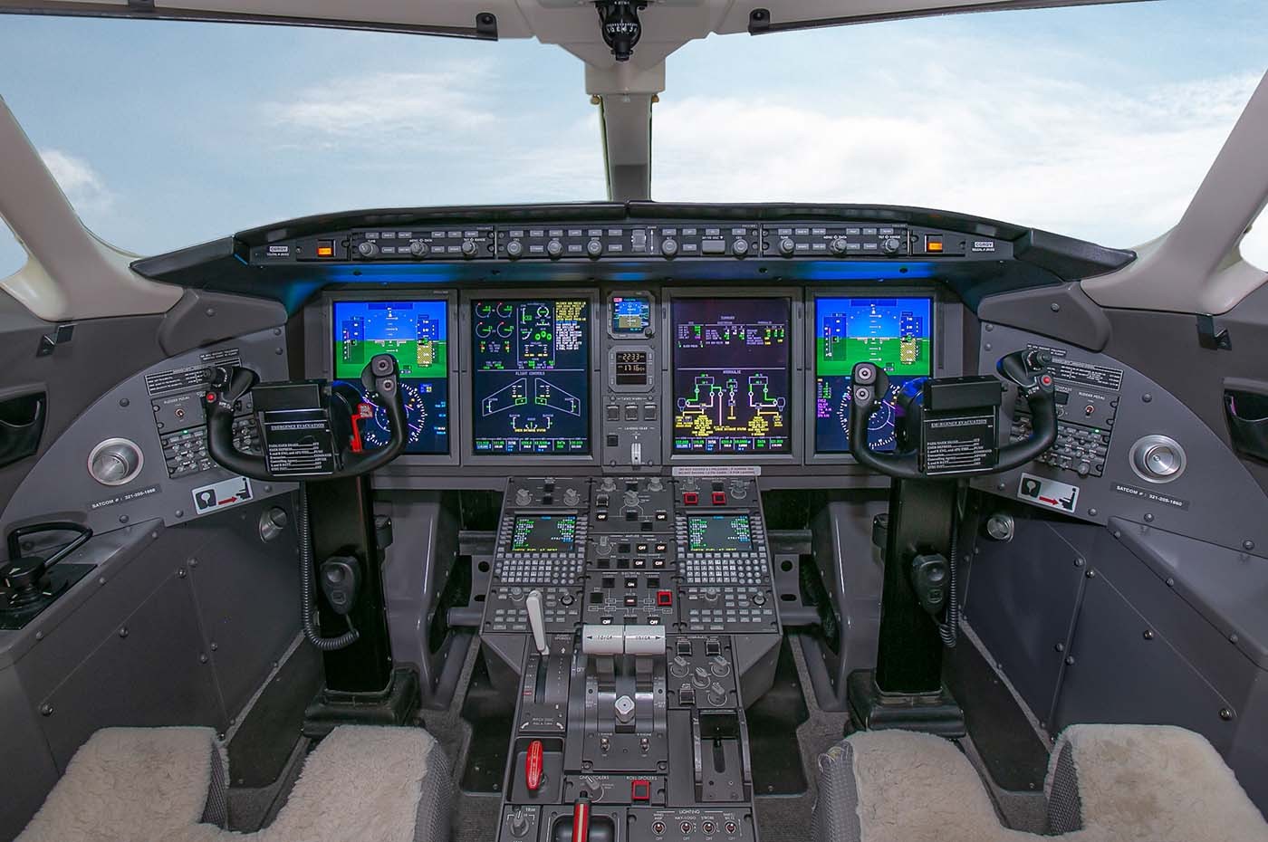 Challenger 300 S/N 20182  Cockpit