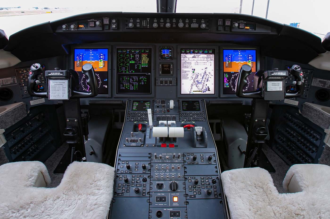 Challenger S/N 605 5811 Cockpit