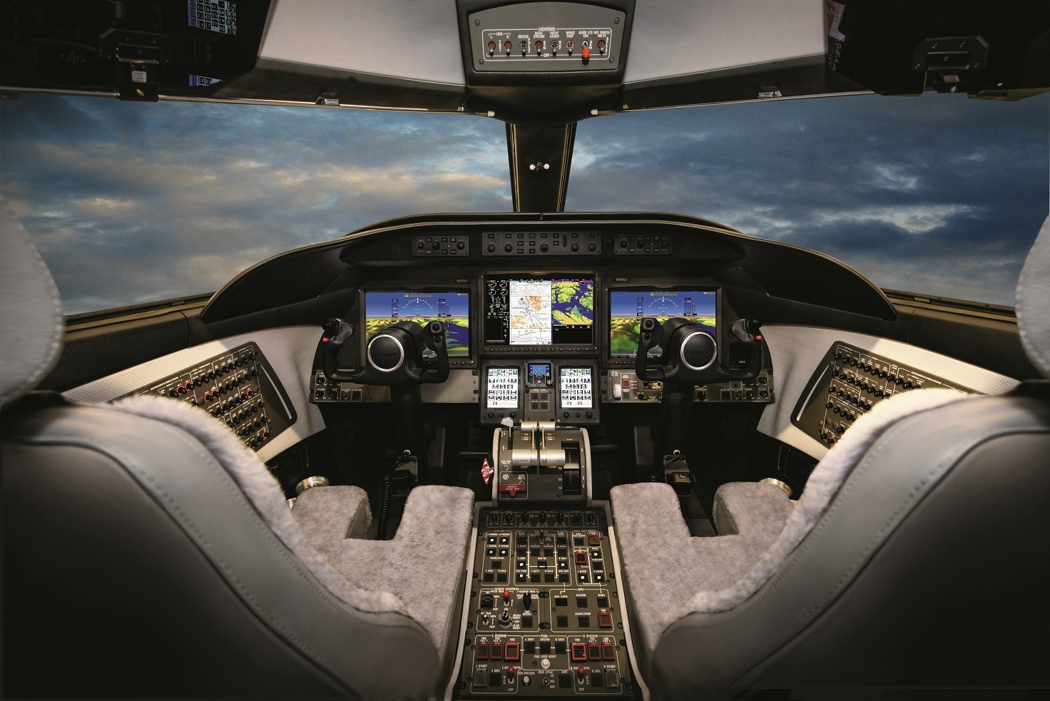 Les tableaux de commande à l’intérieur du poste de pilotage du Learjet 75