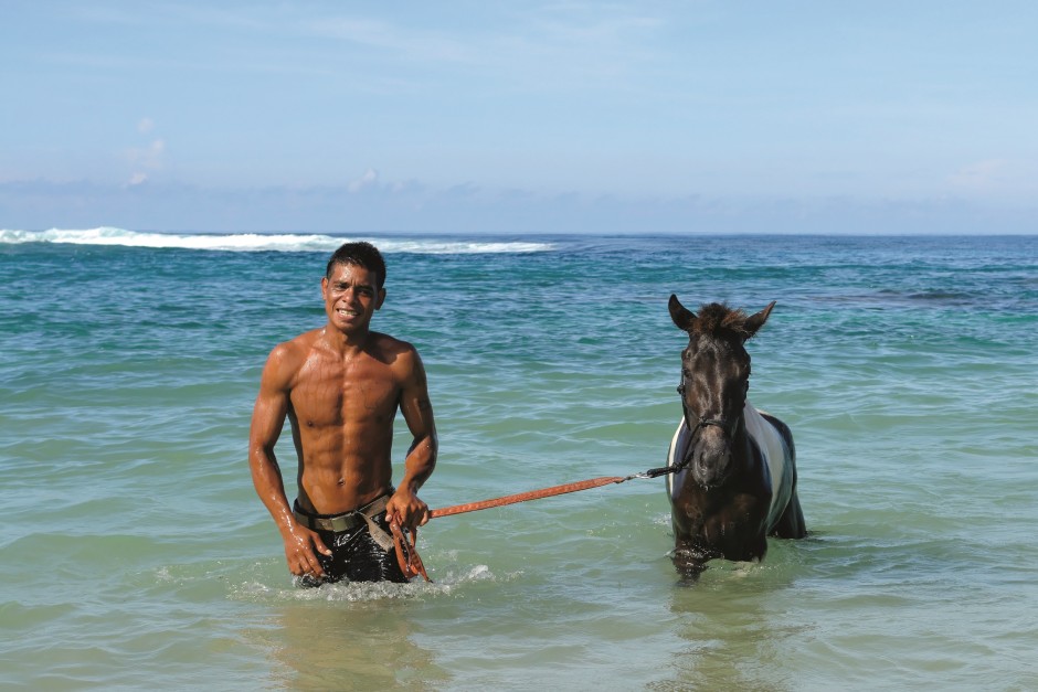 Jeune homme avec un cheval au Nihiwatu