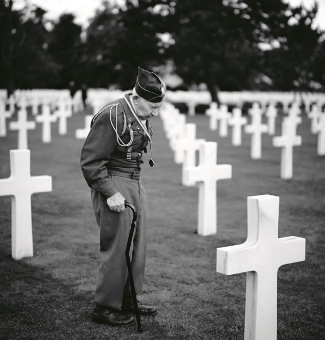 Joseph Reilly au cimetière américain de Normandie.