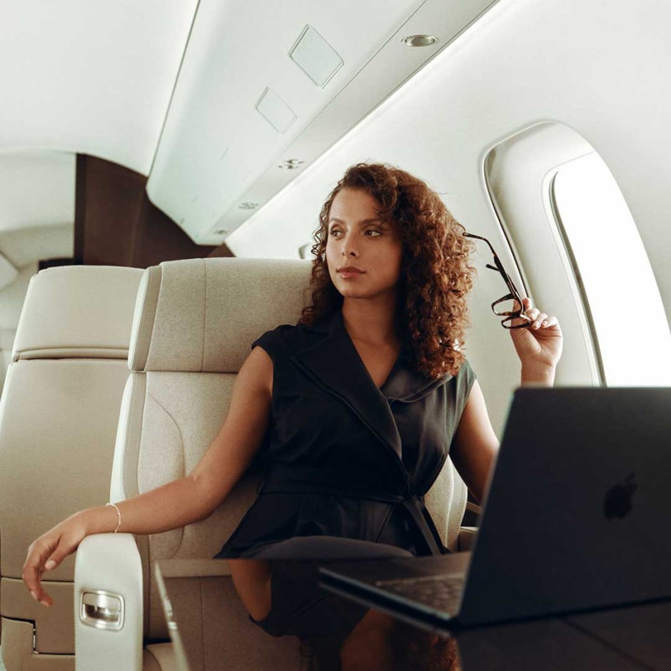 Femme assise dans un avion